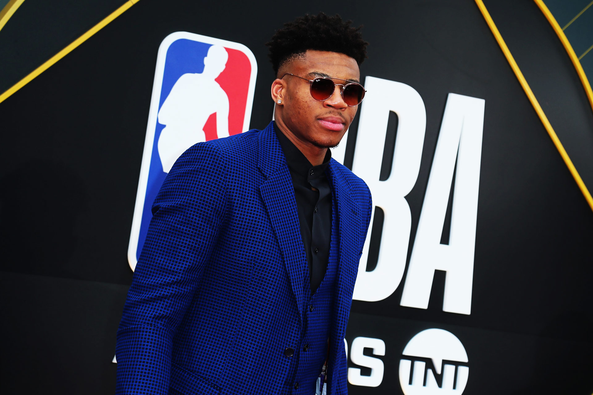 giannis-antetokounmpo-mvp-awards-2019-wearing-sunglasses-mvp-2018-2019-season