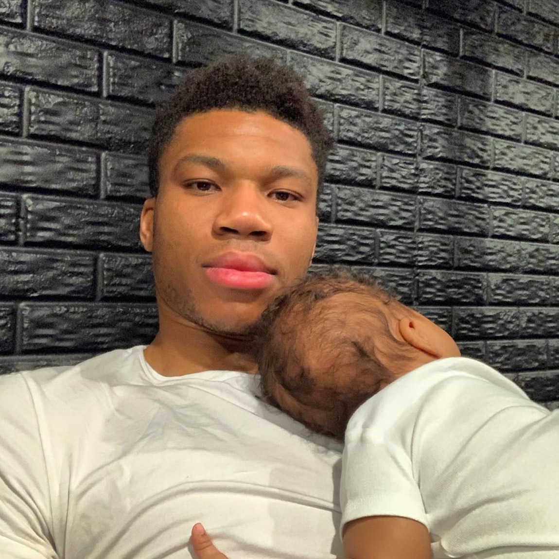 giannis-antetokounmpo-photo-with-son-father-and-son-liam-charles-sleeping-on-giannis-2020